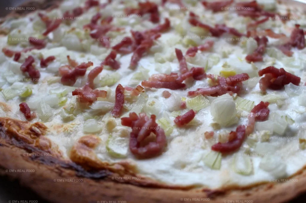 Vlamkoek (tarte flambée, flammmekueche)
