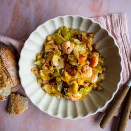 Spitskool met chorizo en garnalen