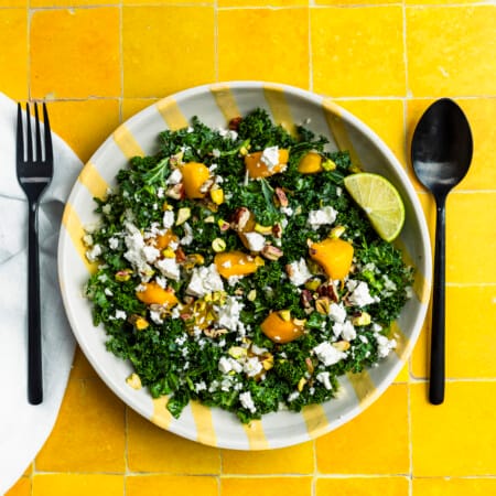 Boerenkoolsalade met mango en feta