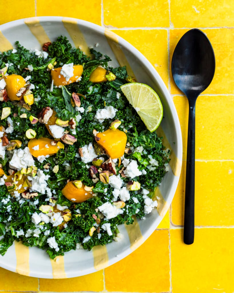 Boerenkoolsalade met mango en feta