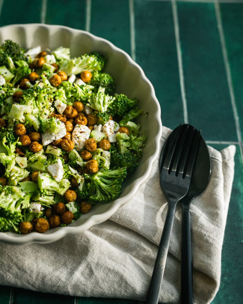 Maaltijdsalade-met-kikkererwten-en-broccoli