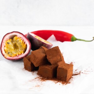 Vegan chocoladetruffels met passievrucht en rode peper