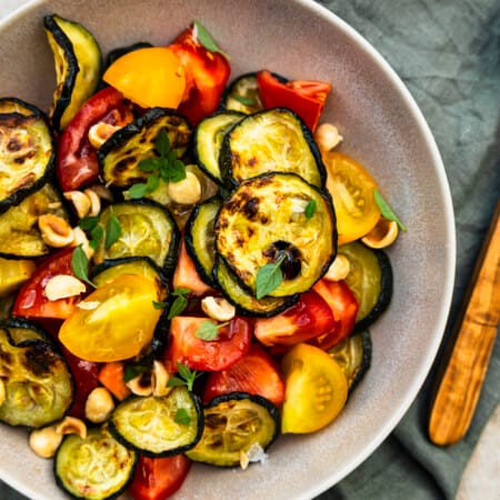 Salade met courgette en tomaat