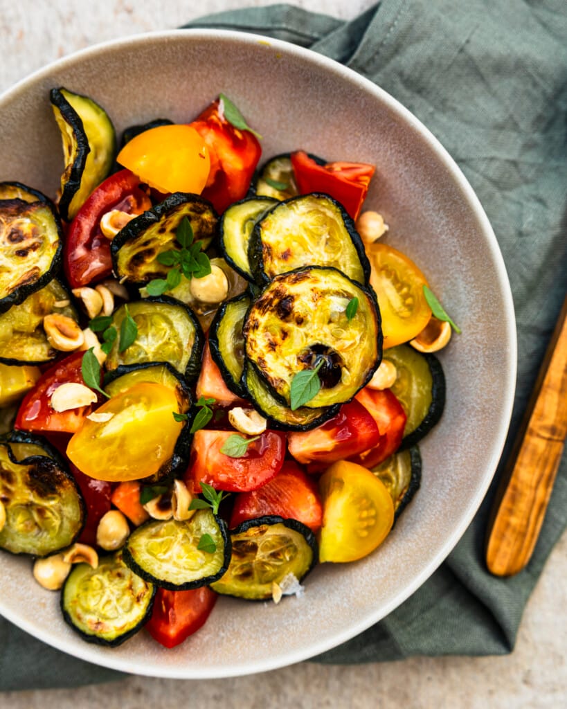 Salade met courgette en tomaat